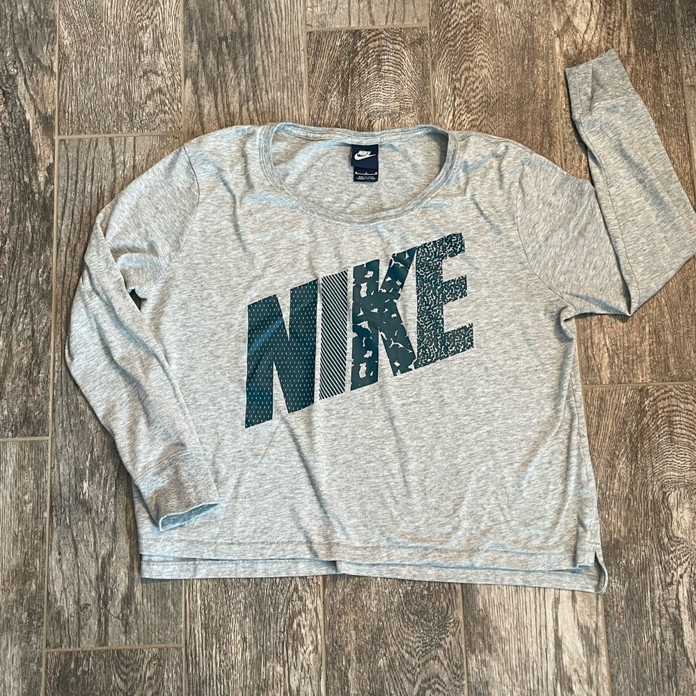 💜 3/$25 Nike cropped long sleeved t-shirt